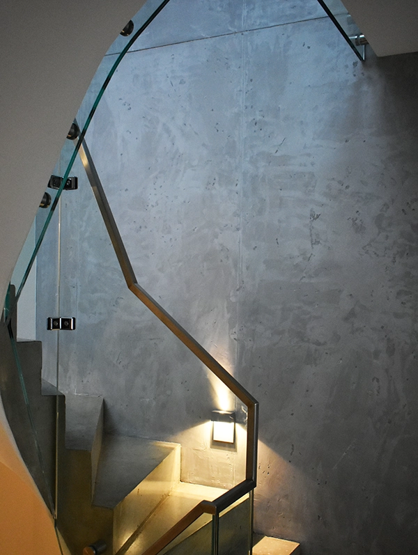 Betonoptik_Startseite Betonoptik in modernem Treppenhaus mit Spotbeleuchtung