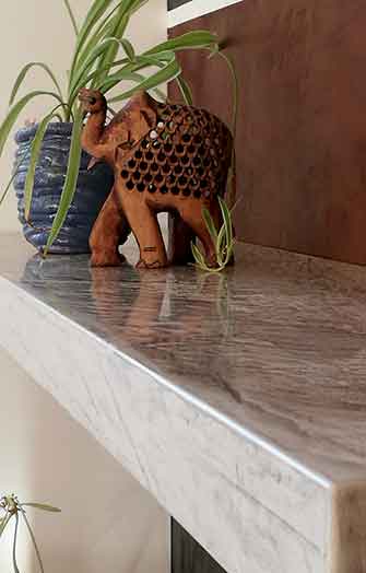 Stucco Veneziano shelf with decoration elephant