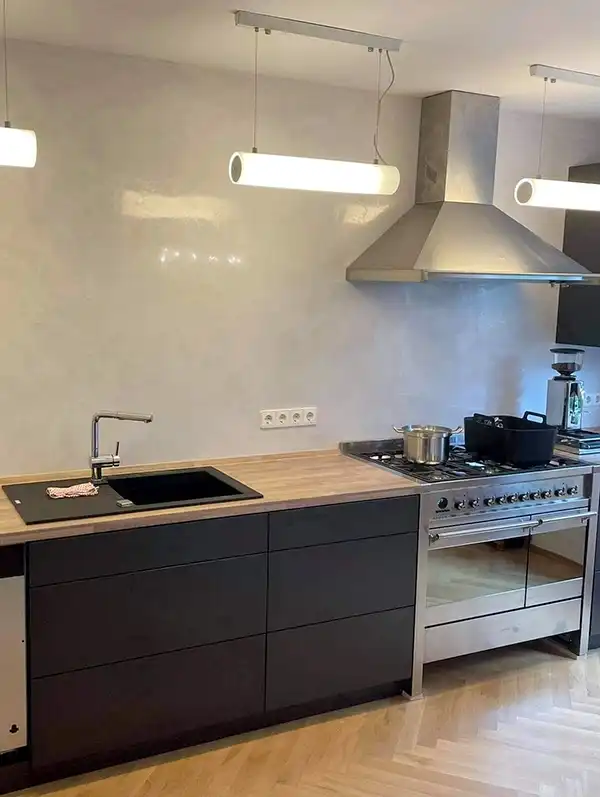Cuisine moderne avec du stucco veneziano