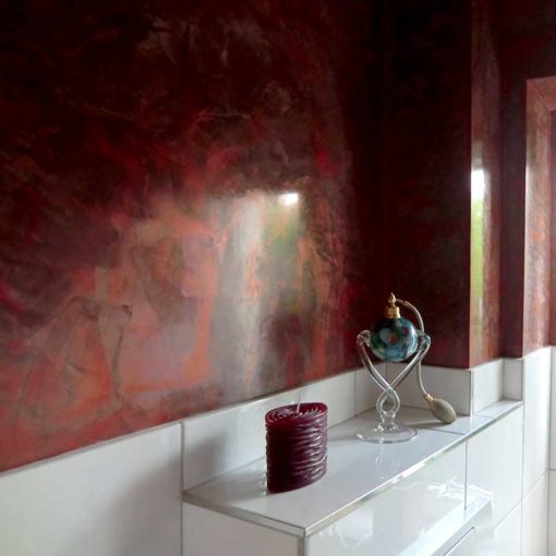 Rotes Stucco in der Toilette