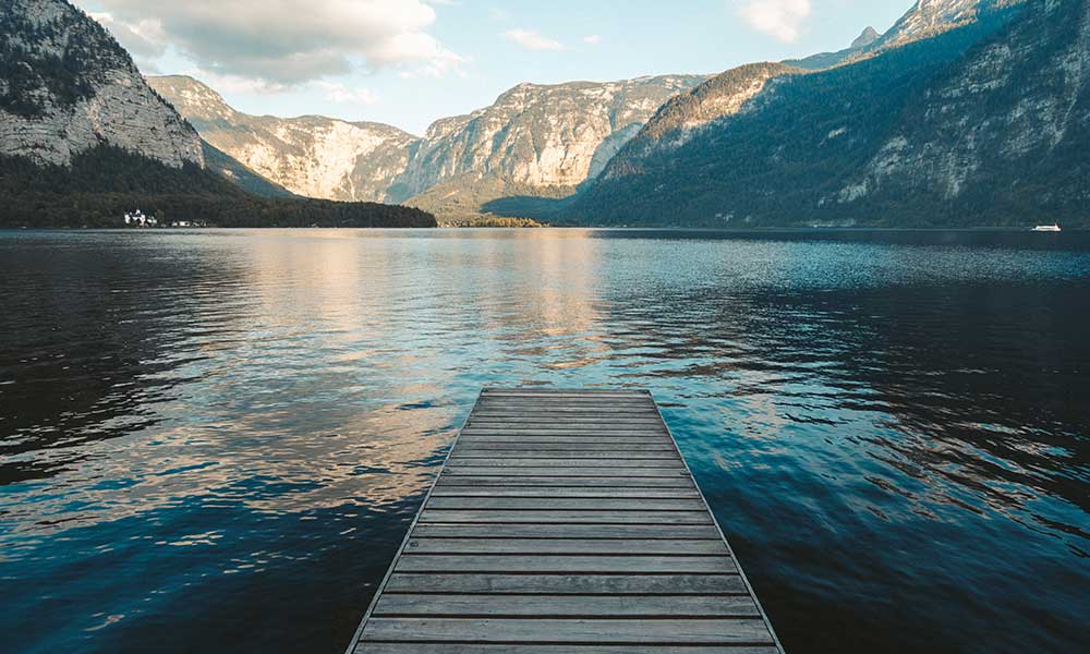 pier-an-einem-see-in-hallstatt-oesterreich